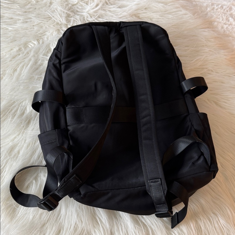 New Crew Backpack 22L - Picture 4 of 8